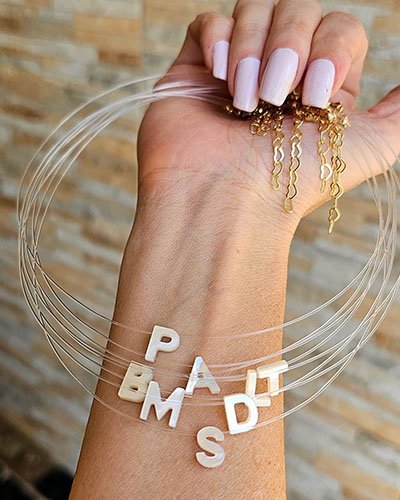COLAR NYLON COM LETRA MADREPEROLA