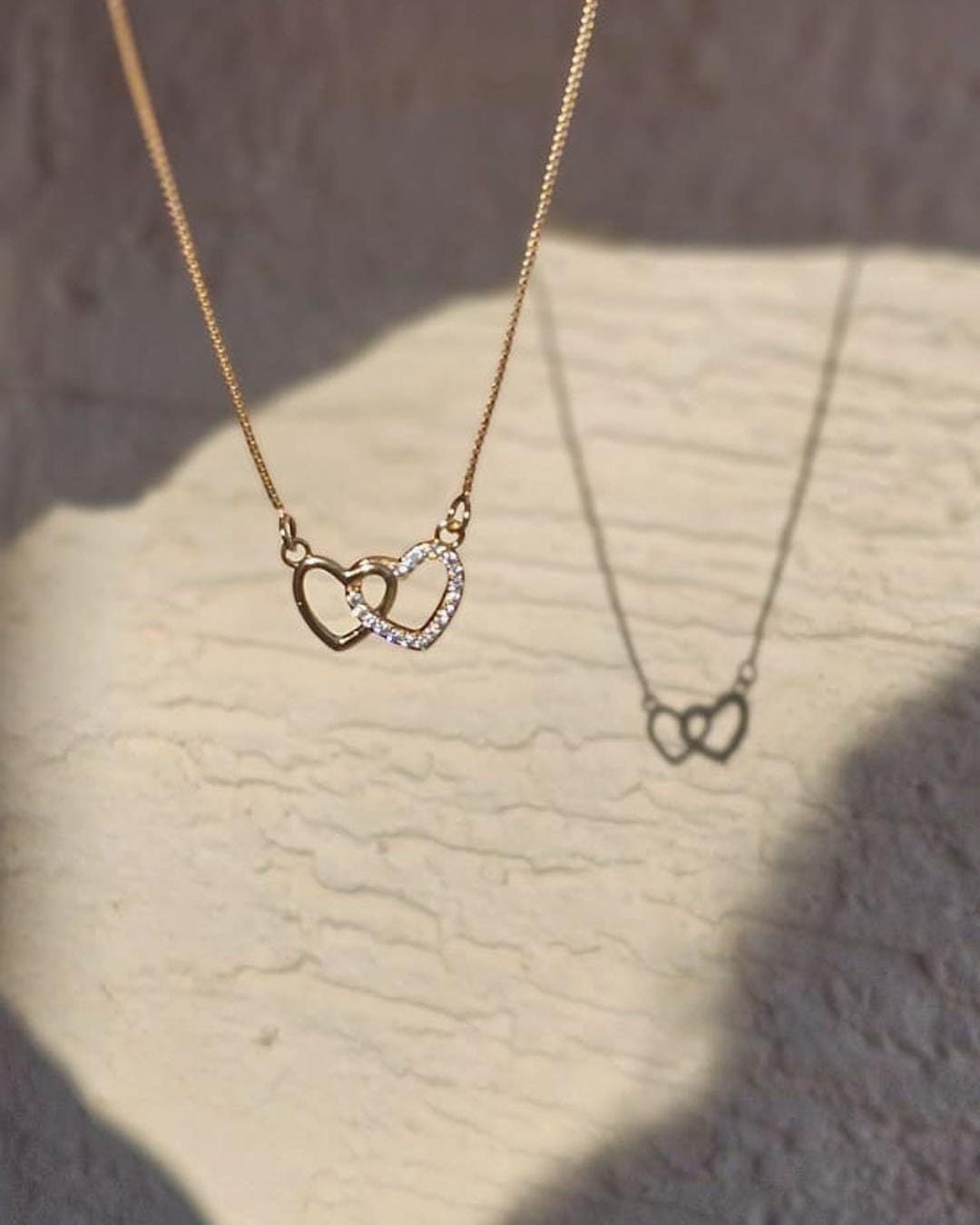 COLAR CORAÇÃO DUPLO ENTRELAÇADOS