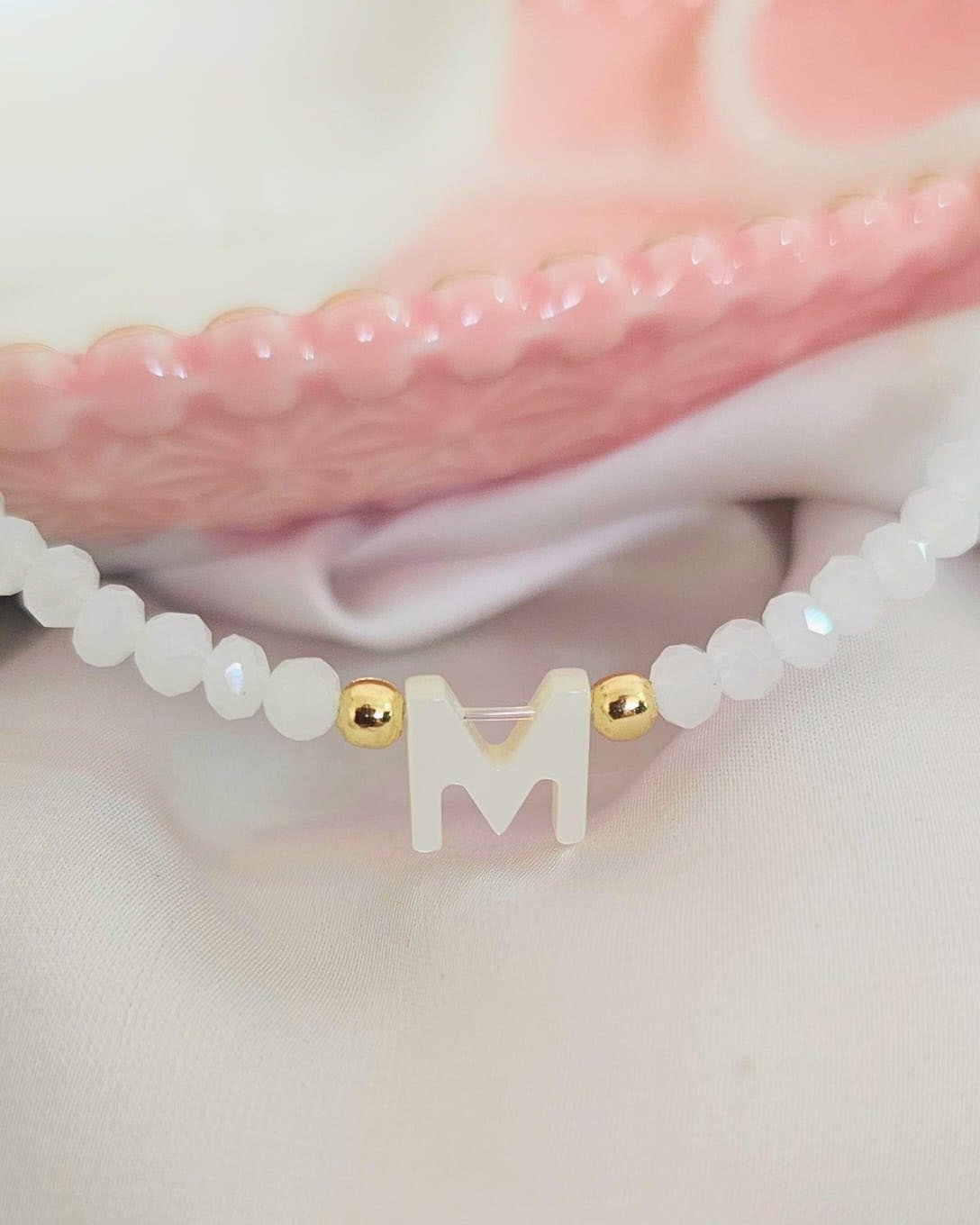 COLAR CRISTAIS COM MADREPEROLA INICIAL