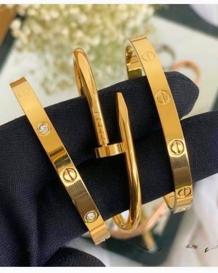 BRACELETE AÇO DOURADO PREGO