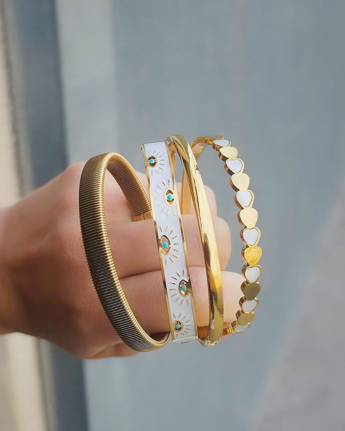 BRACELETE AÇO DOURADO FILEIRA DE CORAÇÃO