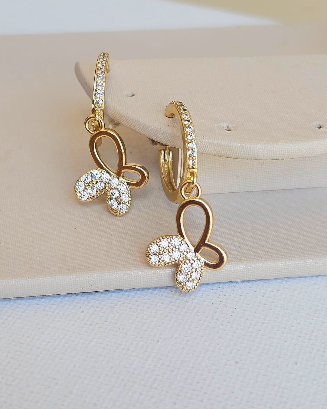 ARGOLA BORBOLETA VAZADA E CRAVEJADA