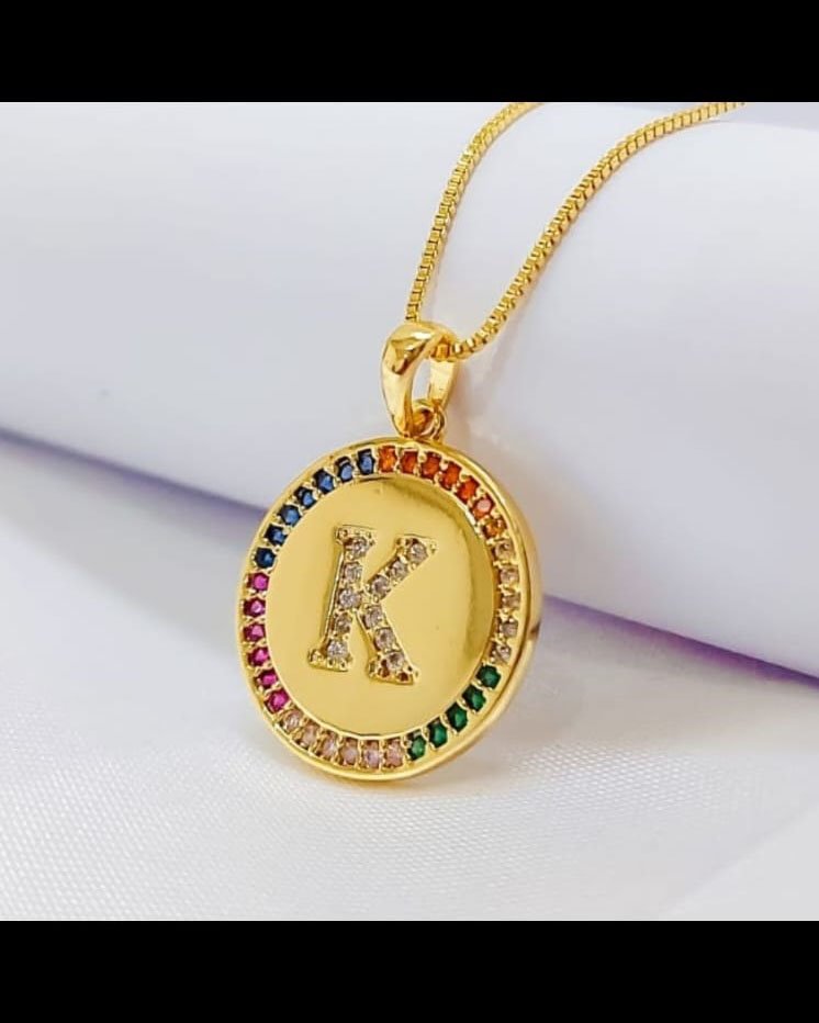 COLAR MEDALHA INICIAIS CRAVEJADAS COLORIDA