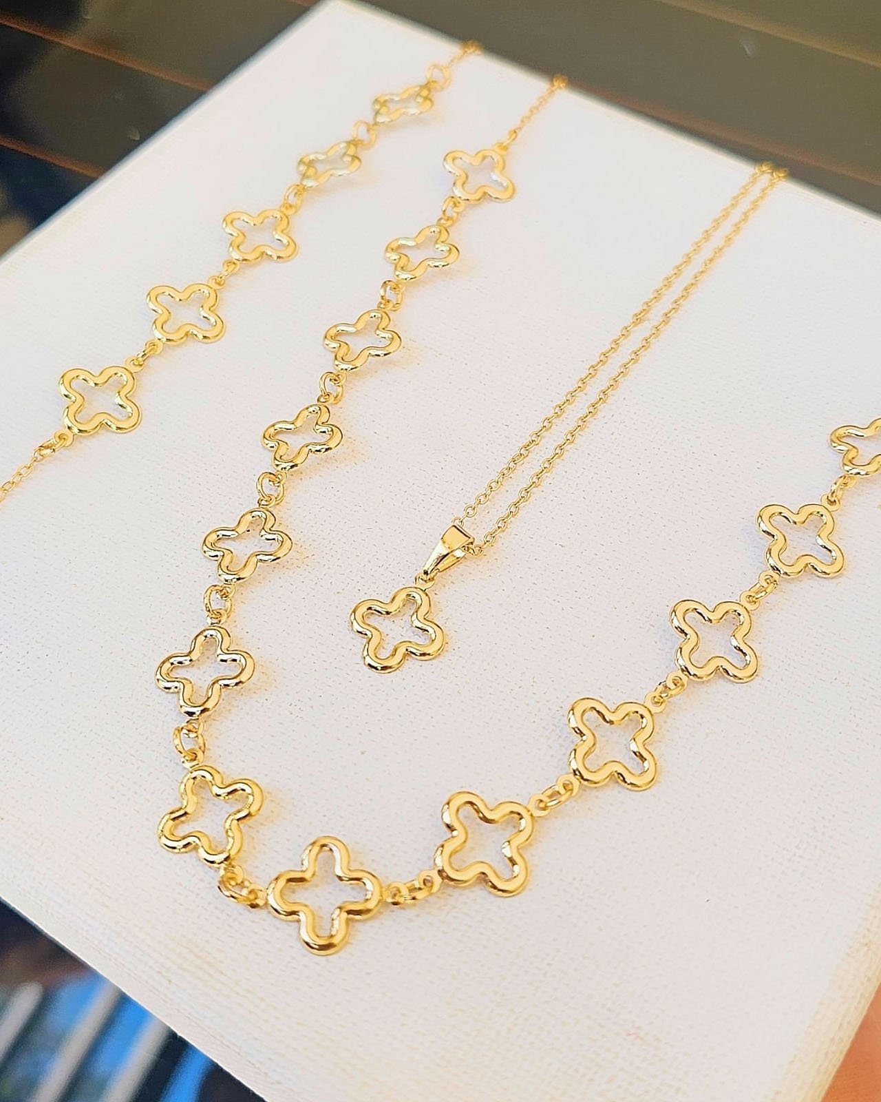 CHOCKER FILEIRA DE TREVOS VAZADO