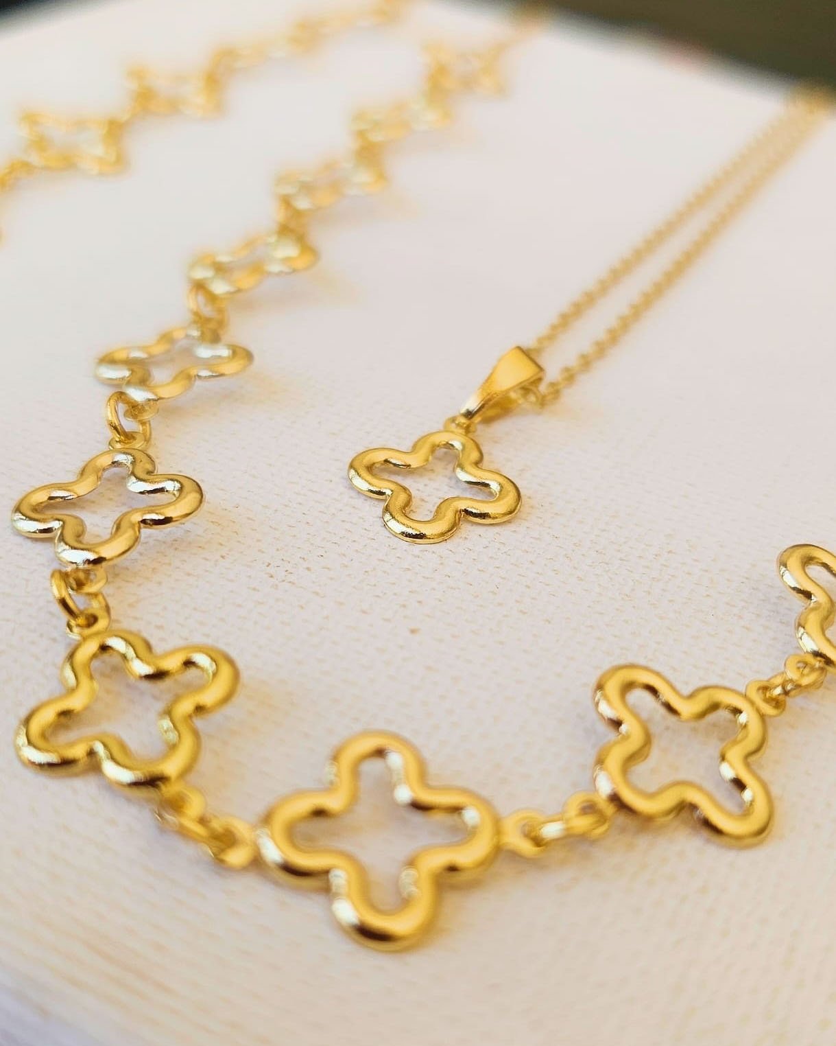 CHOCKER FILEIRA DE TREVOS VAZADO