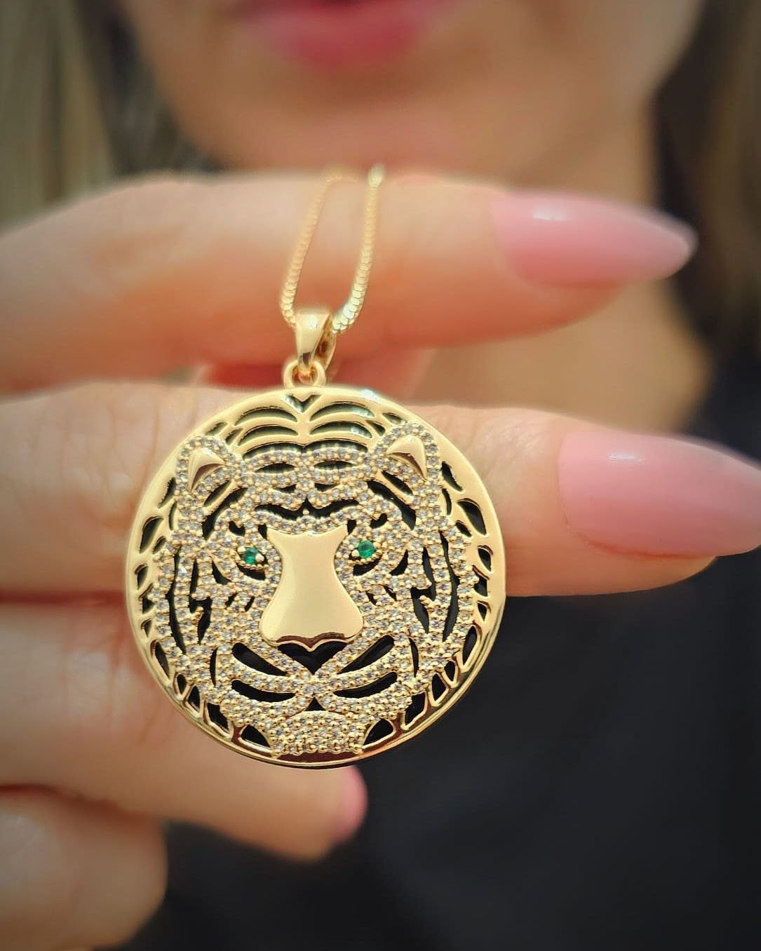 COLAR MEDALHA TIGRE CRAVEJADO